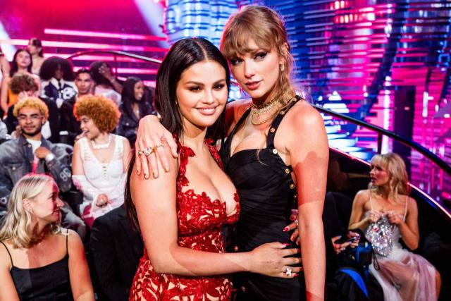 selena-gomez-gets-a-kiss-from-taylor-swift
